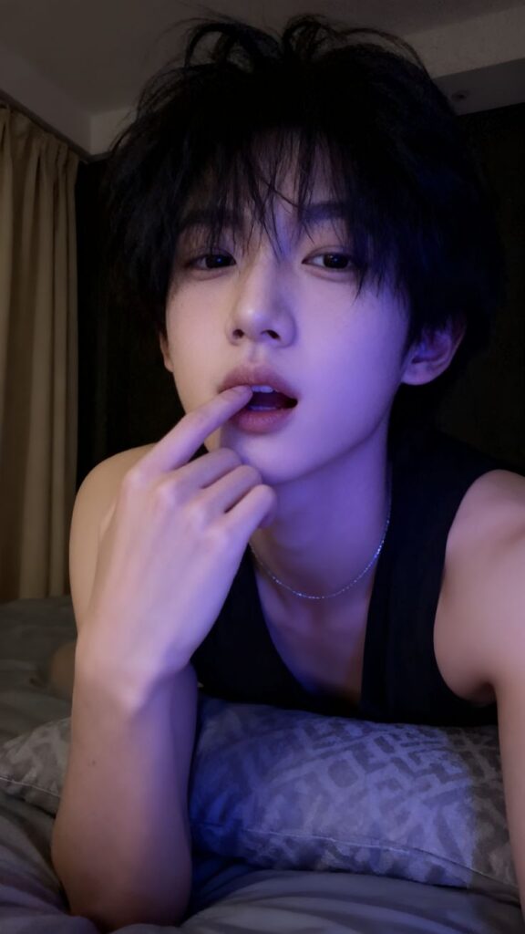 femboy PFP real life mirror selfie
