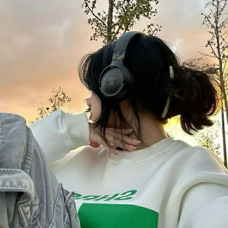 Y2K PFP aesthetic chrome reflections dreamy blur